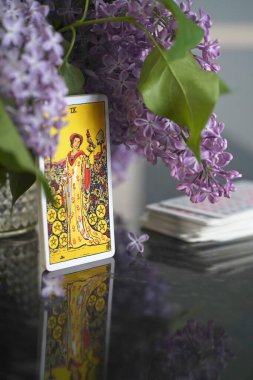 Cadı masasında Tarot kartlarının olduğu bir hayat. Esrarengiz kavram