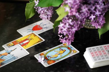 Tarot kartları ve leylak çiçekleri. Falcı konsepti arka planı.