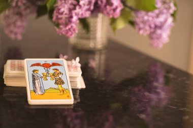 iki kupa, tarot. Falcı konsepti..