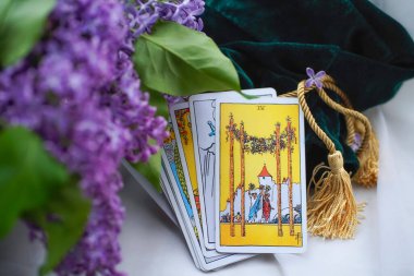 Romantik Tarot Tuzak Arkaplanı. Tarot kartları ve leylak çiçekleri.
