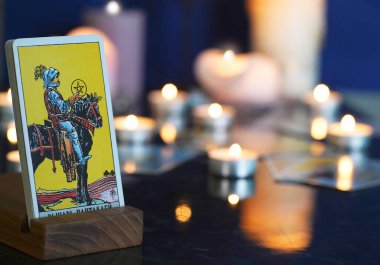 Madeni Para Şövalyesi. Tarot Falcısı okuyup tahmin yapıyor.. 