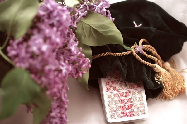 Ρομαντικό υπόβαθρο ρύθμισης Ταρώ. Κάρτες ταρώ και πασχαλινά άνθη. — Φωτογραφία Αρχείου