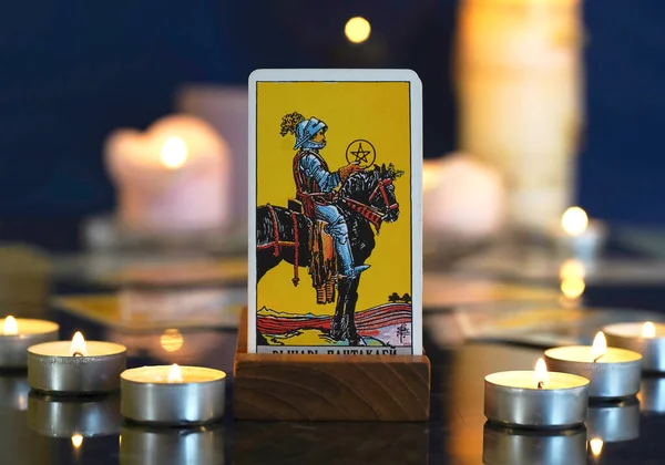 Рыцарь монет. Кассир Tarot Fortune считывает и прогнозирует . — стоковое фото