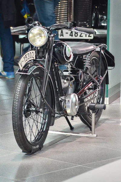 Utsikt över den sällsynta utställningen av en motorcykel modell i Audi Museum — Stockfoto