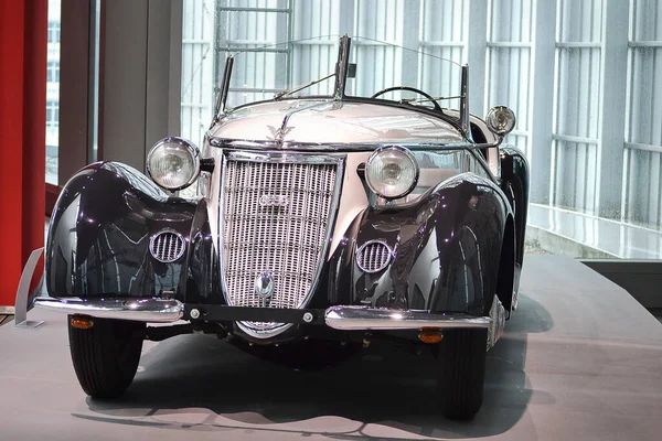 Zicht op de zeldzame tentoonstelling van een modelauto in het Audi Museum. — Stockfoto