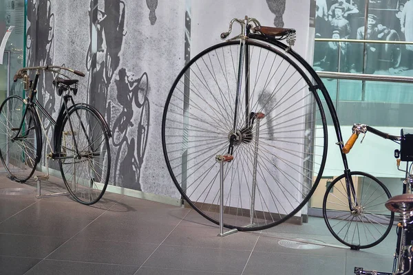 Utsikt över den sällsynta utställningen av en modell cyklar på Audi Museum. — Stockfoto