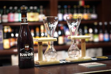 0.7 'lik şişenin bulanık arkaplan ve Kwark imzalı gözlük.