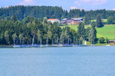 Almanya 'da yaz mevsiminde Schwan Gölü' ndeki tekne manzarası