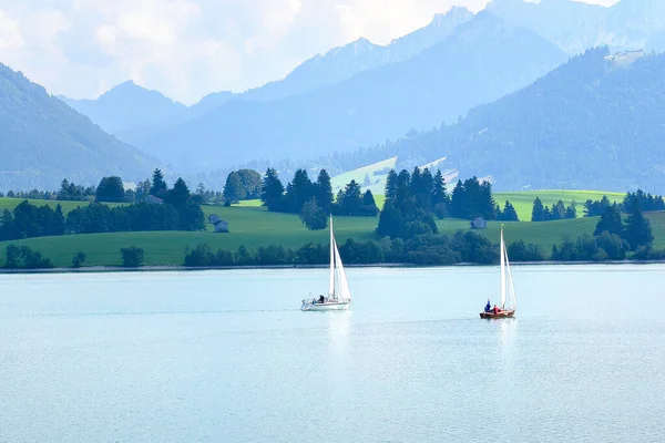 มุมมองของเรือบนทะเลสาบ Schwan ในฤดูร้อน, เยอรมนี — ภาพถ่ายสต็อก