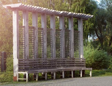 Dekoratif arkası olan eski ahşap bank, aşırı gelişmiş duvar arka planı.