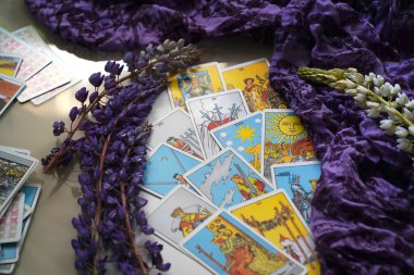 Romantik Tarot Tuzak Arkaplanı. Tarot kartları ve Lupin çiçekleri.