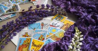 Romantik Tarot Tuzak Arkaplanı. Tarot kartları ve Lupin çiçekleri.