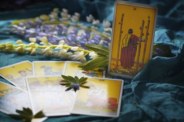 Wybrane fokus Tarot karty na niebieskim tle z kwiatami — Zdjęcie stockowe