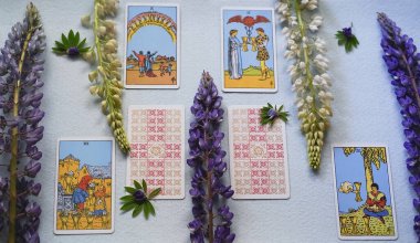 Mavi arkaplandaki çiçekli odaklanmış Tarot kartları