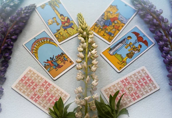 Wybrane fokus Tarot karty na niebieskim tle z kwiatami — Zdjęcie stockowe