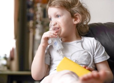 Kız evde nebulizör soluyor.. 