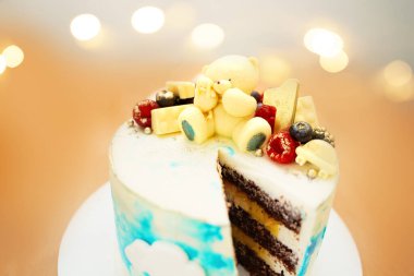 Mumlu doğum günü pastası, parlak ışıklar bokeh.