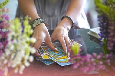 Masadaki Tarot kartlarının bulanık arkaplanı