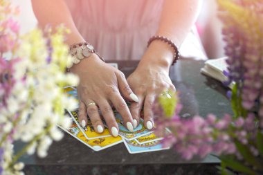 Masadaki Tarot kartlarının bulanık arkaplanı