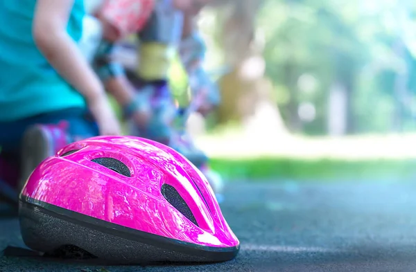 Bulanık pembe miğfer. Yazın açık hava spor patenleri için kafa koruması. Yüksek kalite fotoğraf