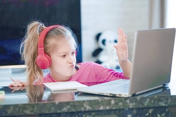 Geselecteerde focus van jonge meisje student onderwijs op laptop thuis — Stockfoto