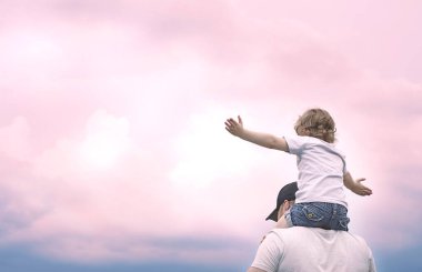 Pembe Günbatımında bir aile. Baba ve kızı doğada eğleniyorlar..