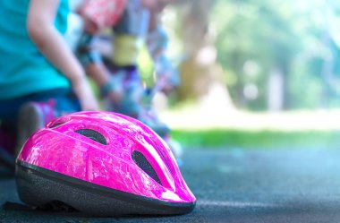 Bulanık Pembe Miğfer - Açık hava spor patenleri Yaz aylarında etkinlik 