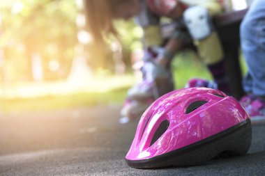 Bulanık Pembe Miğfer - Açık hava spor patenleri Yaz aylarında etkinlik 