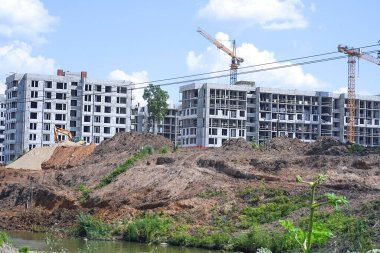 Vinçleri ve inşaatı olan bir çok kule inşaat alanını bulanıklaştırdı 