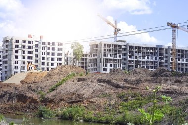 Vinçleri ve inşaatı olan bir çok kule inşaat alanını bulanıklaştırdı 