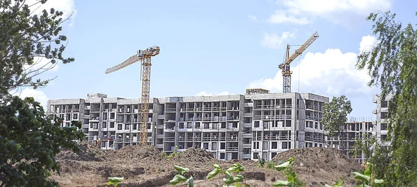 Beaucoup flous de tour chantier de construction avec des grues et des bâtiments — Photo