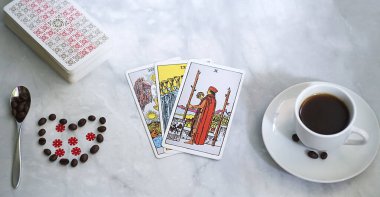 Tarot kartlarıyla dolu bir hayat ve masada bir fincan kahve. Esrarengiz bir kavram. Yüksek kalite fotoğraf