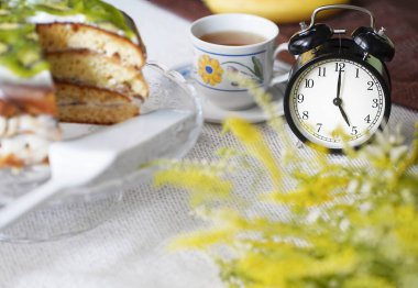 Bulanık çay içme kompozisyonu. Yaz konsepti. 