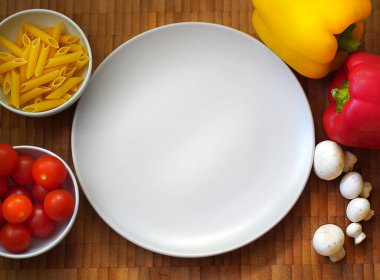 Makarna, makarna, kiraz domatesleri, dolmalık biber, mantar