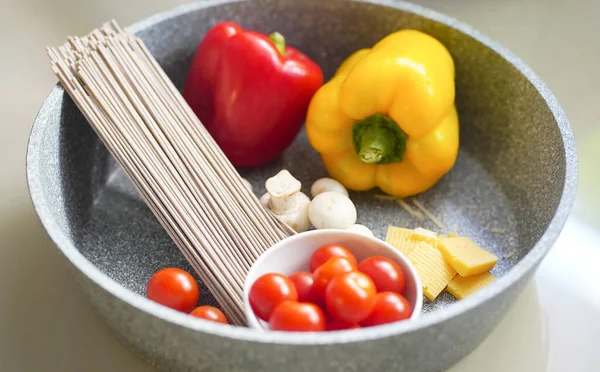 Bodegón desenfocado fideos de trigo sarraceno, ingrediente de cocina en una sartén —  Fotos de Stock