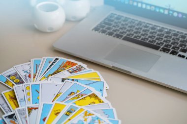 Bulanık Çevrimiçi geleceği tarot kartlarıyla tahmin ediyor