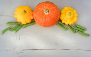 Tahtadaki balkabaklarıyla hasat ya da Şükran Günü arkaplanı