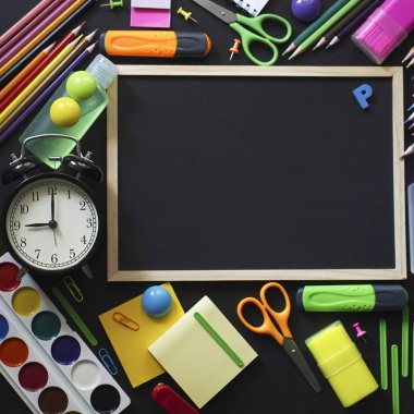 Okula Dönüş konseptinin bulanık arkaplanı Alarm Saati Tahta Kalem Kağıdı Siyah Arkaplan. Top View Flat Lay, dikey. Yüksek kalite fotoğraf