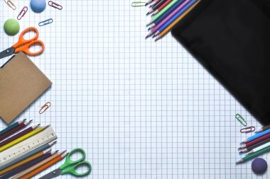 Okula Dönüş konseptinin bulanık arkaplanı Alarm Saati Tahta Kalem Kağıdı Siyah Arkaplan. Top View Flat Lay, dikey. Yüksek kalite fotoğraf