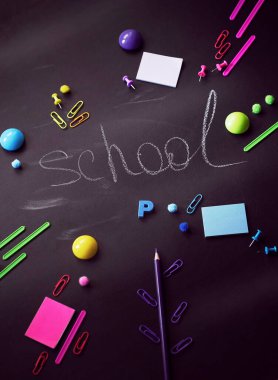 Okula Dönüş konseptinin bulanık arkaplanı Alarm Saati Tahta Kalem Kağıdı Siyah Arkaplan. Top View Flat Lay, dikey. Yüksek kalite fotoğraf