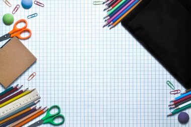 Okula Dönüş konseptinin bulanık arkaplanı Alarm Saati Tahta Kalem Kağıdı Siyah Arkaplan. Top View Flat Lay, dikey. Yüksek kalite fotoğraf