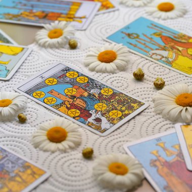 Papatya çiçekli bulanık tarot kartları, falcılık, esrarengiz semboller. - Evet. Yüksek kalite fotoğraf