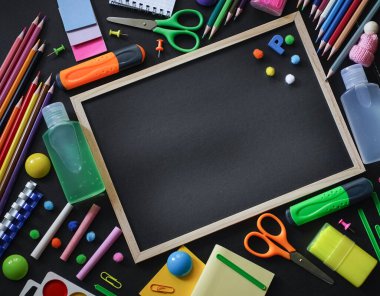 Okula Dönüş konseptinin bulanık arkaplanı Alarm Saati Tahta Kalem Kağıdı Siyah Arkaplan. Top View Flat Lay, dikey. Yüksek kalite fotoğraf