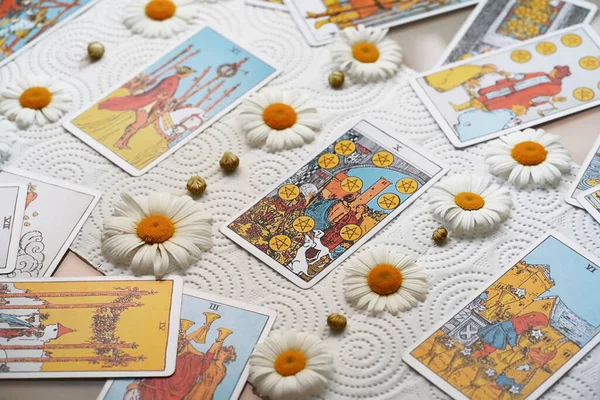 Tarjetas Tarot Borrosas Con Manzanilla Adivinación Símbolos Esotéricos Foto Alta — Foto de Stock