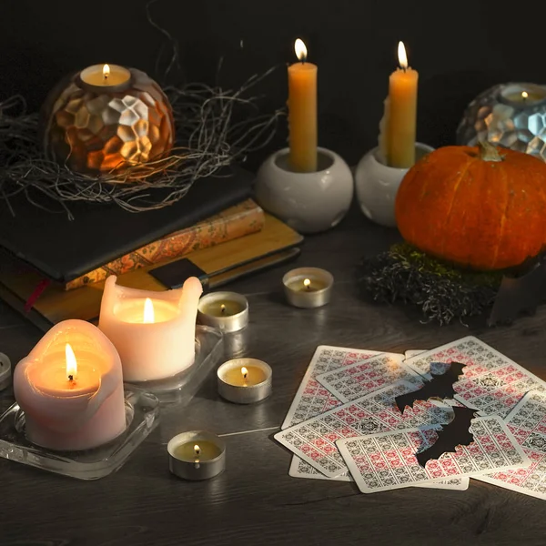 用塔罗牌和蜡烛解除神秘仪式 万圣节的概念 黑色魔法或带有神秘和神秘符号的占卜仪式 是的高质量的照片 — 图库照片