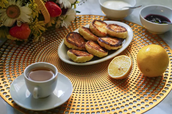 模糊的早餐与自制芝士蛋糕 茶和覆盆子果酱 高质量的照片 — 图库照片