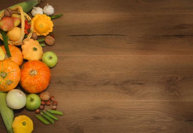  Tahta Arkaplanda Fotokopi Uzayı ile Bulanık Taze Sebzeler Yüksek kalite fotoğraf