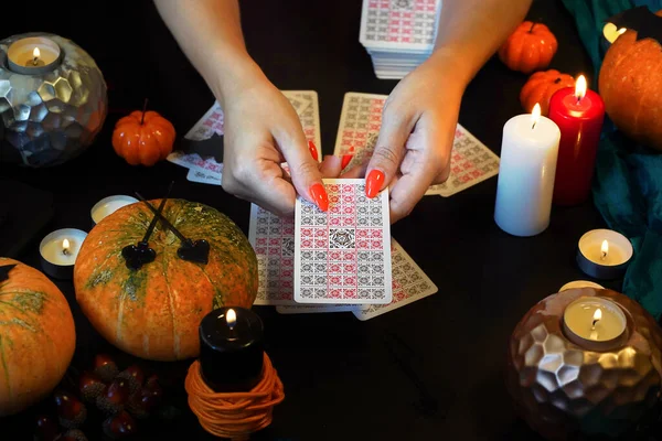 Tarot Olvasó Tarot Kártyákkal Halloween Koncepció Fekete Mágia Vagy Jövendőmondó — Stock Fotó