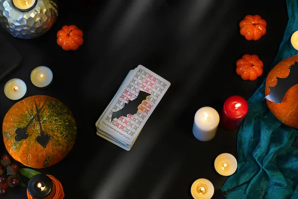 用塔罗牌和蜡烛解除神秘仪式 万圣节的概念 黑色魔法或带有神秘和神秘符号的占卜仪式 是的高质量的照片 — 图库照片