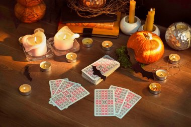 Tarot kartları ve mumlarla odaklanmış mistik ayin. Cadılar Bayramı konsepti, kara büyü ya da falcılık ayini, esrarengiz ve gizemli semboller. - Evet. Yüksek kalite fotoğraf